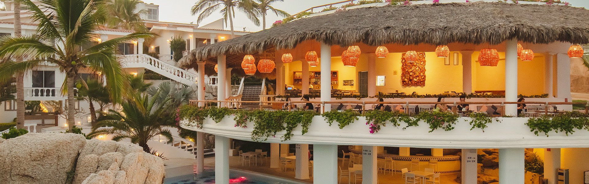 Hay instalaciones para comer y beber en Mar del Cabo, de Velas Resorts, San José del Cabo